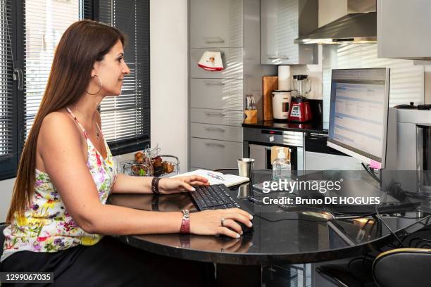 Une femme en télétravail devant son ordinateur chez elle lors du confinement suite au Coronavirus COVID-19 le 22 avril 2020 au Perreux-sur-Marne,...