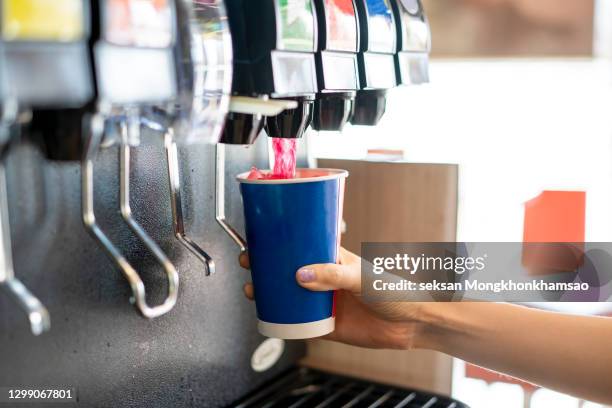 man pours a fizzy drink.sparkling water.cool ice soft drink cola - dispenser foto e immagini stock