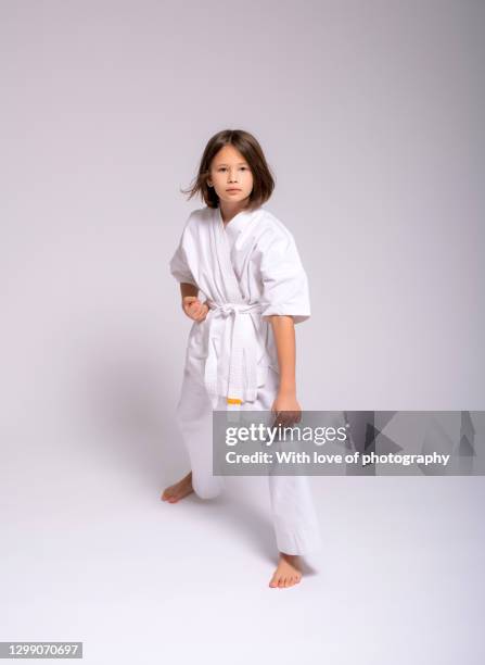 9-10 year old european girl in kimono performing karate kyokushin kata, martial arts, martial arts for kids - karate girl stockfoto's en -beelden