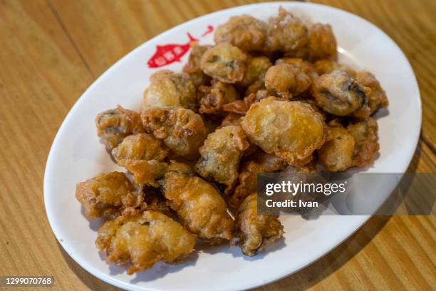 traditional taiwanese oyster, deep fried oyster - deep fried bildbanksfoton och bilder