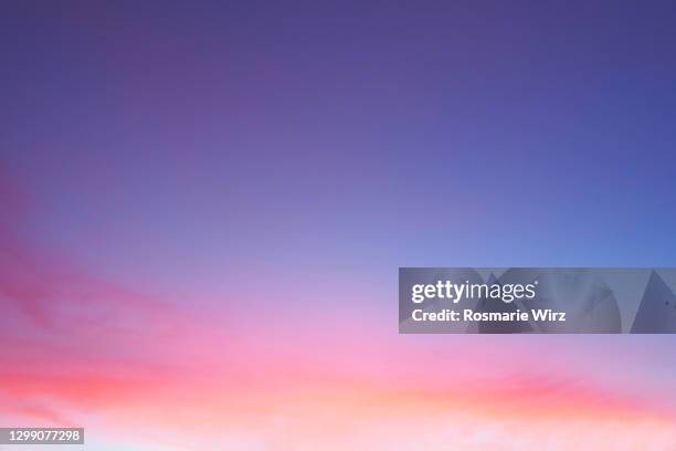 sky above:brillant color gradient - sunrise and sky fotografías e imágenes de stock