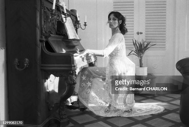 Actrice et chanteuse française Marie Laforêt chez elle à Lausanne le 20 mars 1982, Suisse