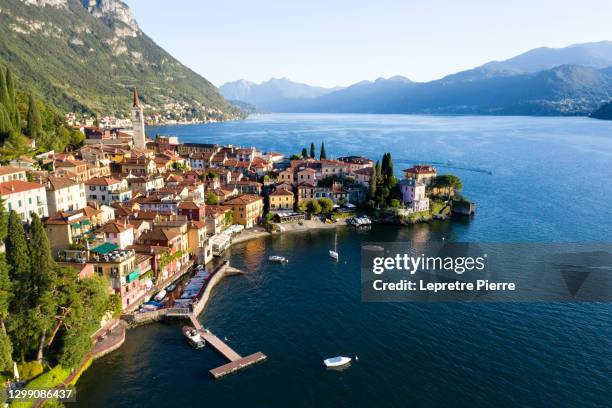 varenna & lago di cômo, italia - agua estancada fotografías e imágenes de stock