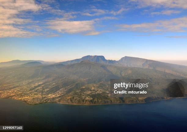 isla de reunión vista desde el aire con la montaña piton des neiges, isla reunión, océano indico - oceano índico fotografías e imágenes de stock