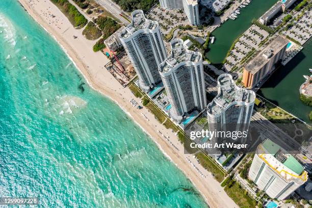 florida beach resort aerial - miami foto e immagini stock