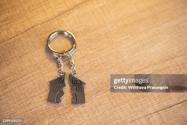 two keys with splitted key rings with pendant in shape of house - 割り算 ストックフォトと画像