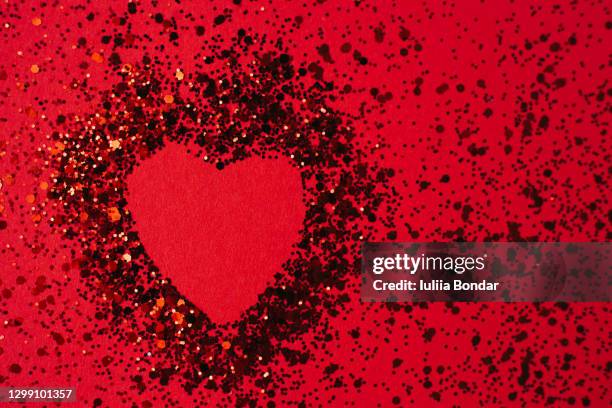red hearts glitter frame on red background - tinsel border stock-fotos und bilder