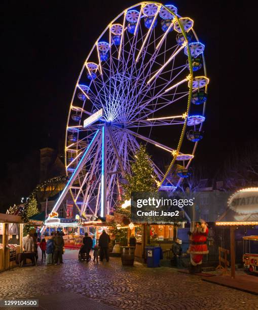 reuzenrad op de kerstmarkt "magisch maastricht" 's nachts - maastricht stockfoto's en -beelden