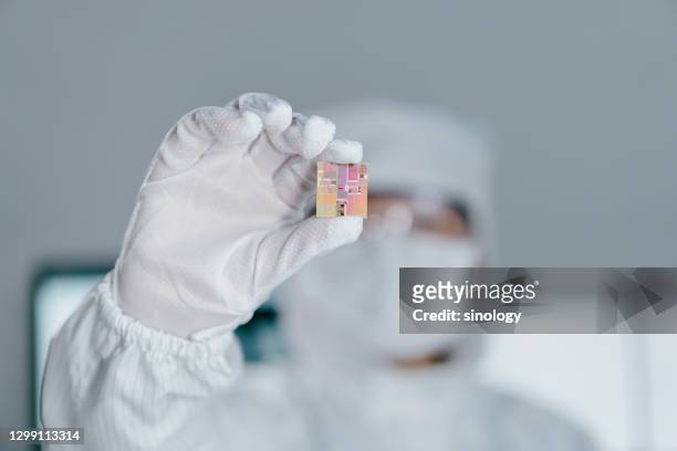 chip engineer working in the laboratory - 半導体 ストックフォトと画像