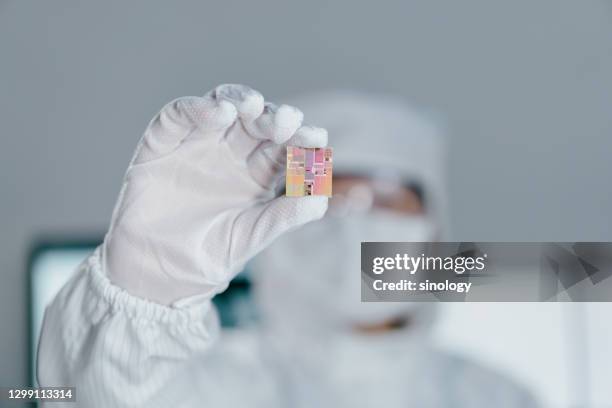 chip engineer working in the laboratory - semiconductor stockfoto's en -beelden