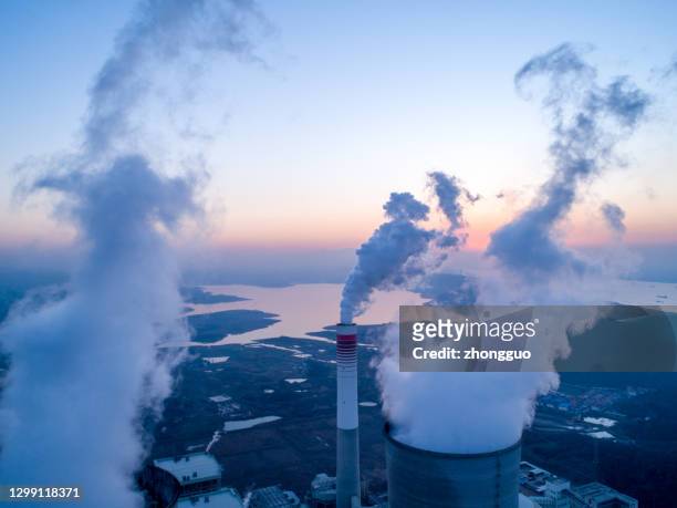 detail van een moderne elektriciteitscentrale gevoed met kolen en biomassa - broeikasgas stockfoto's en -beelden