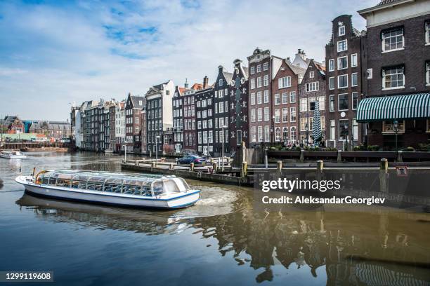 de jachten en pier van amstel in amsterdam, nederland - rondvaartboot stockfoto's en -beelden