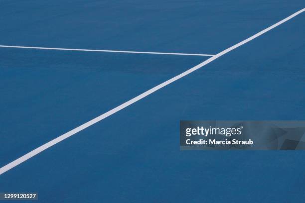 blue tennis  court surface and lines - tennis photos et images de collection