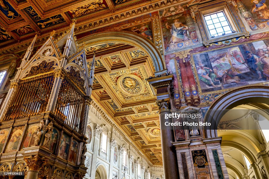 La nef principale et transept de la basilique de San Giovanni à Laterano à Rome