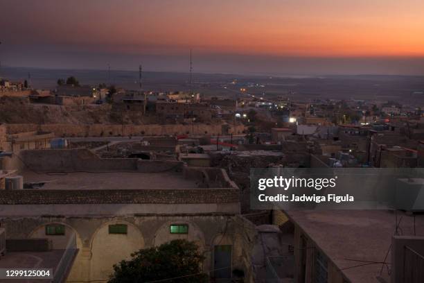 a general view of the christian town of alqosh after sunset, iraq - cultura iraquiana - fotografias e filmes do acervo