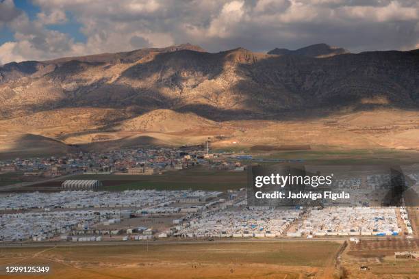 a general view of bersive camp near zakho, in the north on the turkish border, iraq. - refugee camp imagens e fotografias de stock