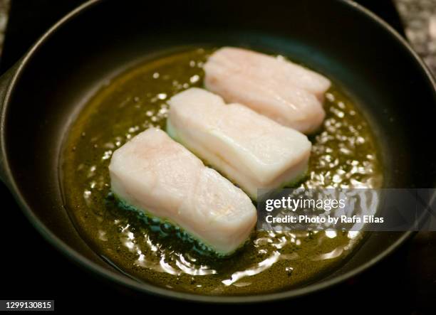 frying hake - merluza fotografías e imágenes de stock