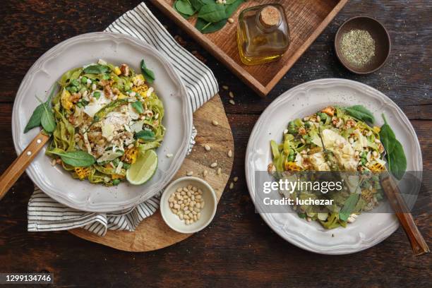 restjes kalkoengroene pasta met basil-mint pesto - pestosaus stockfoto's en -beelden