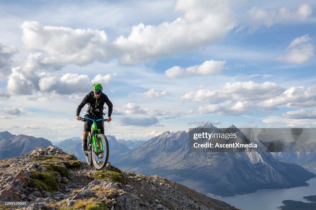Mountainbiker fährt morgens auf dem Bergrücken