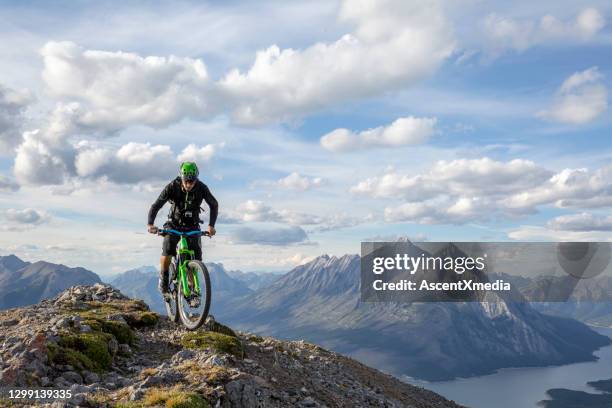 mountainbiker berijdt langs bergkam in de ochtend - bow river stockfoto's en -beelden