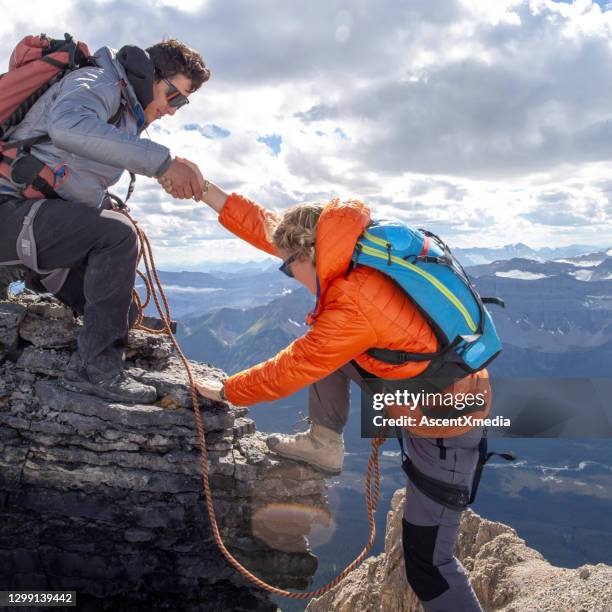 bergsklättrare rusning upp bergsryggen på morgonen - scrambling bildbanksfoton och bilder