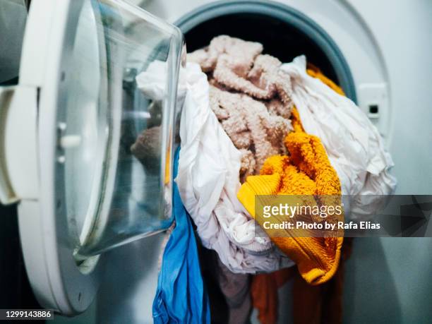clothes in the washng machine - laundry stockfoto's en -beelden