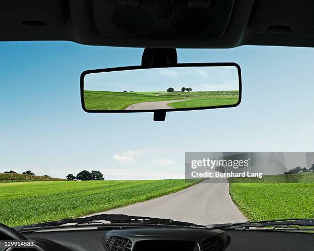 road reflected in rear view mirror, close-up - windshield - fotografias e filmes do acervo