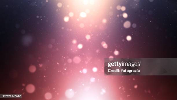 defocused lights and particles - red blood cells photos et images de collection