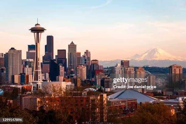 sunset, space needle, mount rainier, seattle, washington, america - seattle fotografías e imágenes de stock