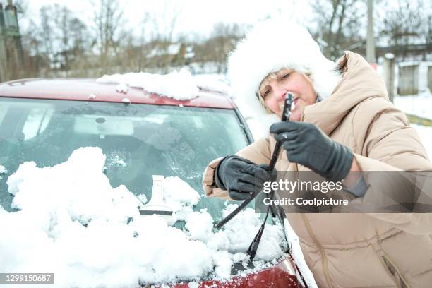 transport by car in the winter - ruitenwisser stockfoto's en -beelden