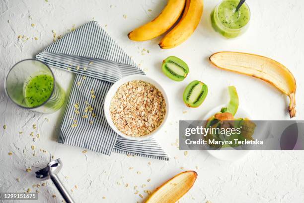 a plate with oatmeal, fruit and yogurt. - kiwi foto e immagini stock