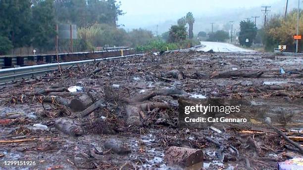 mudslide across highway - mudslides photos et images de collection