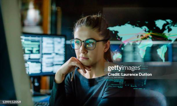 junge frau globale kommunikation - computer hacking stock-fotos und bilder