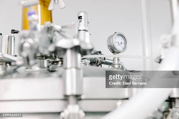 pressure gauge on metal fermenter in lab - biotechnology lab stock-fotos und bilder