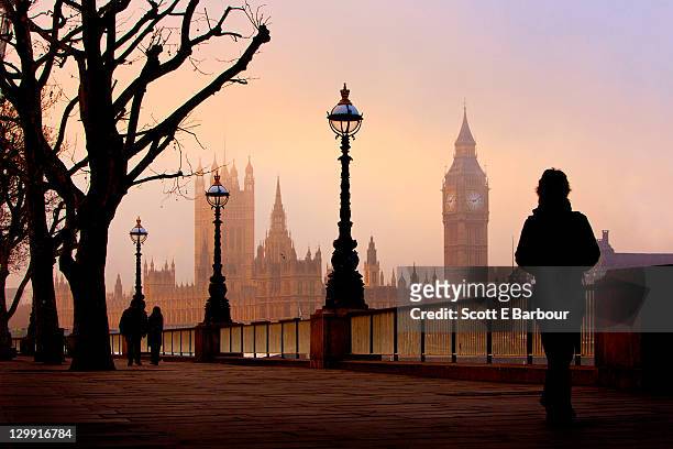 big ben and houses of parliament on foggy morning - london stock-fotos und bilder