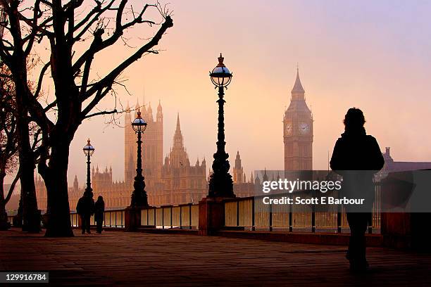 big ben and houses of parliament on foggy morning - dawn-scott - fotografias e filmes do acervo