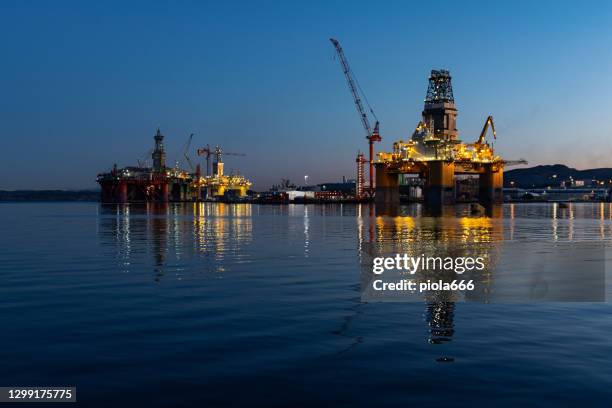 industrial oil rig offshore platform construction site on the north seacoast - oil rig stock pictures, royalty-free photos & images