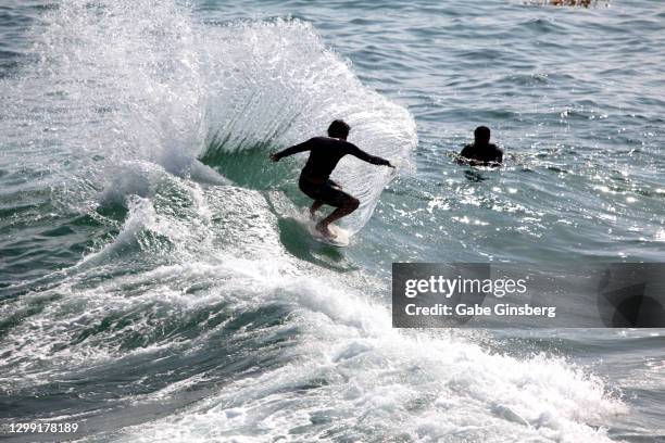 tourist destination : the wedge in newport beach - newport beach stock-fotos und bilder