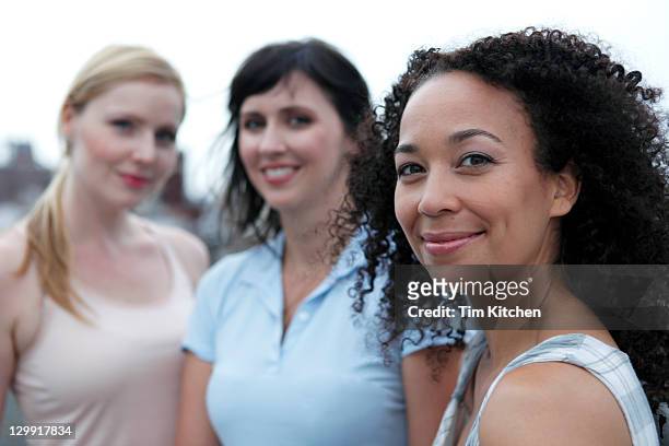 three diverse women, portrait - alleen mid volwassen vrouwen stockfoto's en -beelden