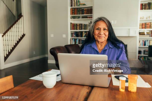 femme aîné sur la visite de télémédecine - native american ethnicity photos et images de collection