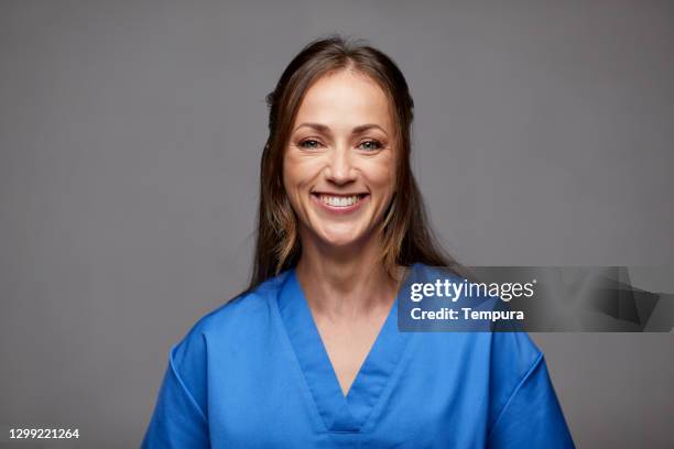 enfermera en exfoliaciones médicas azules tiro en la cabeza - vestimenta de hospital fotografías e imágenes de stock