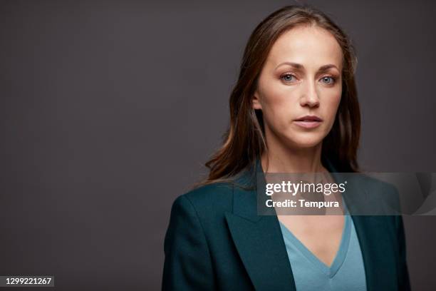 frau kopfschuss - osteuropäischer abstammung stock-fotos und bilder