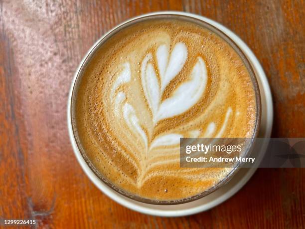 freshly made coffee, flat white, latte on wooden table, coffee shop - color crema stockfoto's en -beelden