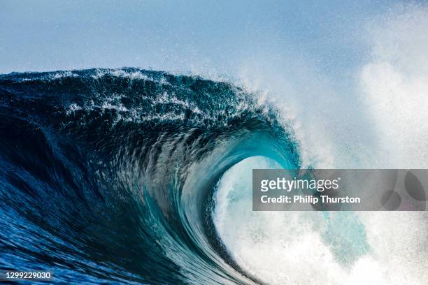 powerful blue breaking wave - ondas imagens e fotografias de stock