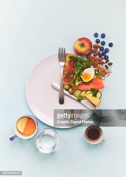 a table setting seen from above arranged to illustrate the concept of intermittent fasting. - fasten stock-fotos und bilder