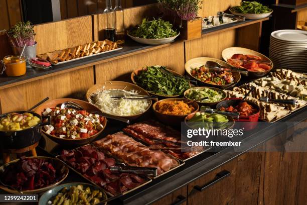 de lijst van het buffet in restaurant - buffet stockfoto's en -beelden