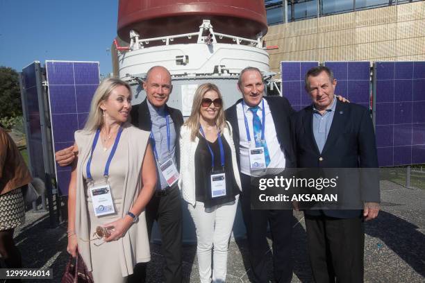 Cosmonautes soviétiques avec Bertrand Piccard avec Oxana Leonov fille du premier cosmonaute Alexei Leonov qui réalisat la première sortie...