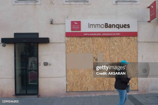 Vitrine "ImmoBanques" barricadée en prévision de la manifestation des "Gilets Jaunes" acte 19 en vue de se protéger contre des dégradations, 22 mars...