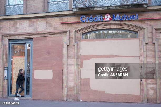 Vitrine "Crédit Mutuel" barricadée en prévision de la manifestation des "Gilets Jaunes" acte 19 en vue de se protéger contre des dégradations, 22...