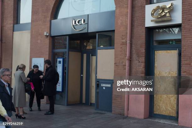 Vitrine "Crédit Lyonnais" barricadée en prévision de la manifestation des "Gilets Jaunes" acte 19 en vue de se protéger contre des dégradations, 22...